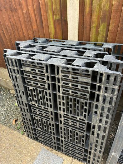 40 plastic pallets