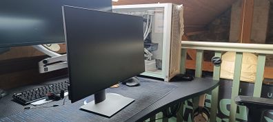 24" Dell U2421he