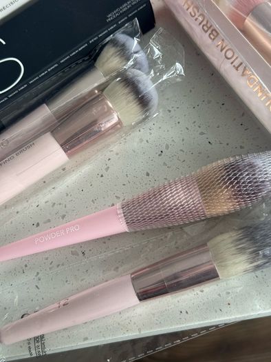 Face makeup brushes