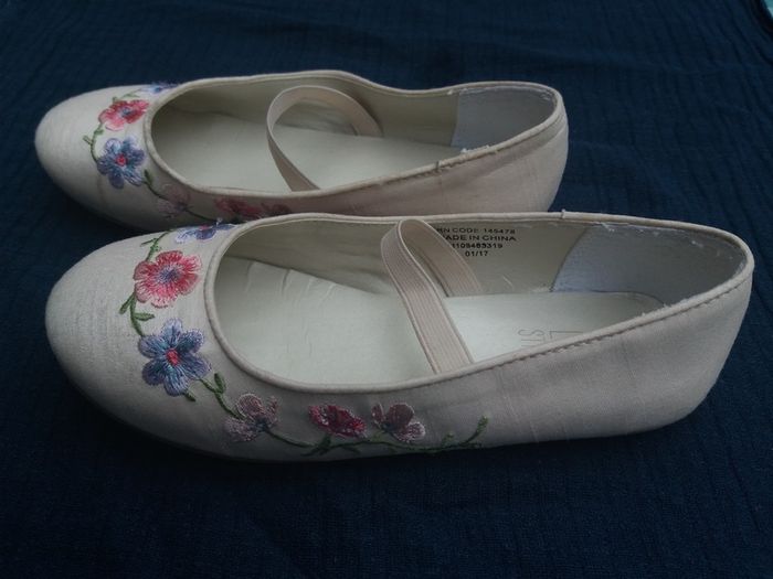 Girls ivory casual shoes, size 11