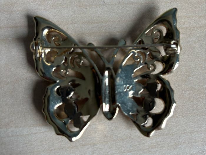 Butterfly pin