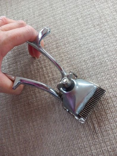 Vintage Manual Hair Clippers - "Happiness" Brand Model 040 - Boxed Retro Barber Collectible