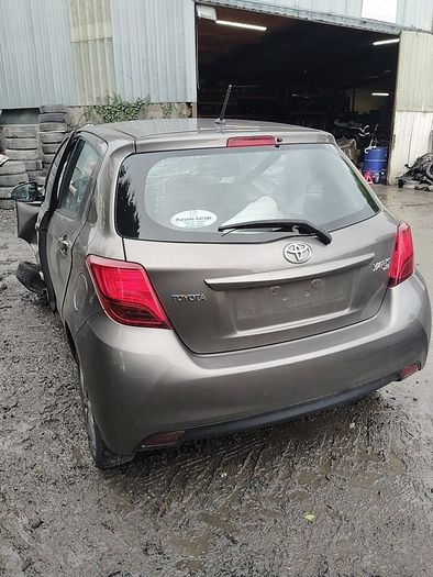 Breaking Toyota Yaris 2017 petrol