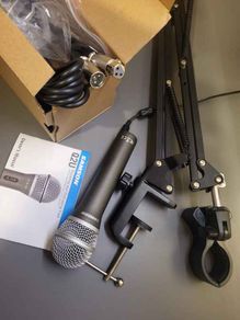 SAMSON Q2U microphone with desk holder