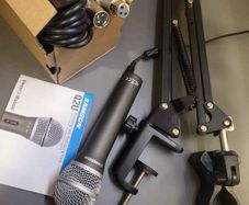 SAMSON Q2U microphone with desk holder