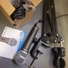 SAMSON Q2U microphone with desk holder