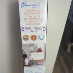 Retractable stair gate
