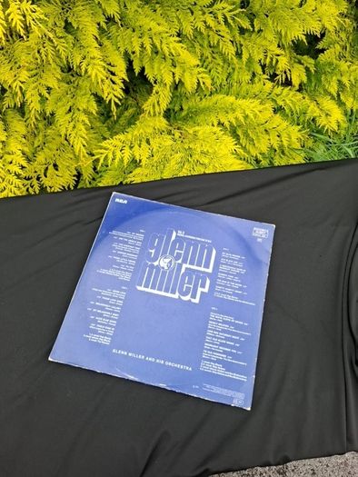 Double vinyl lp glenn miller jazz possible to post