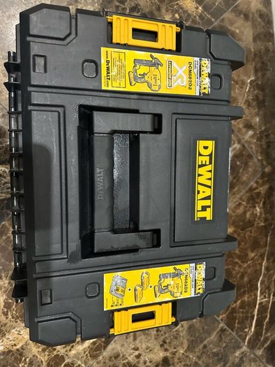 DeWalt DCN680 18 V XR Nailer gun plus nails as new