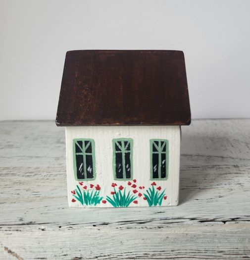 Handcrafted tiny wooden house !