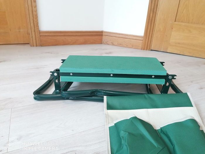 Garden Kneeling / Chair Foldable With Bag ..free Delivery