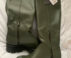 ladys boots bran new.