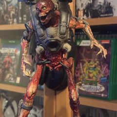 Doom genuine action figure box like new ! No game included