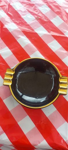 Vintage Guinness arklow ashtray ,collectors item,,hard to come by ,with smoking bans and arklow  gone out of business,,sold as seen ,see pictures for condition,