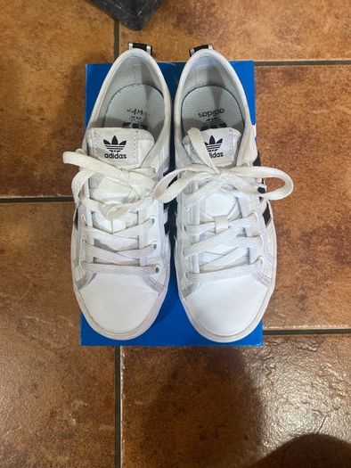 Adidas boys runners white size 3