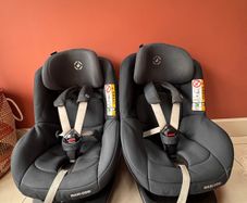 2 x Maxi Cosi Pearl Pro 2 with Isofix bases