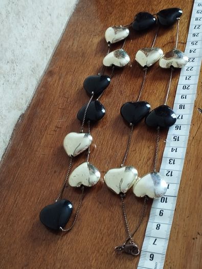 Stylish Long Necklace of Black and Gold Hearts.