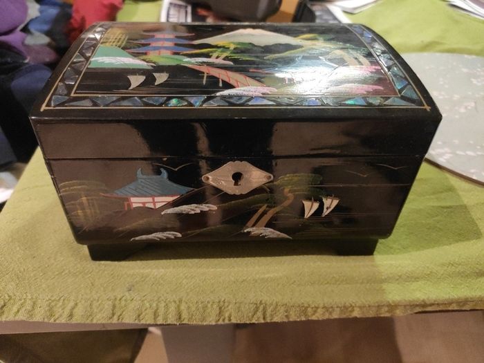 Vintage lacquered musical jewellery box
