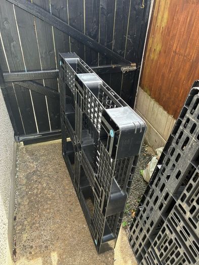 40 plastic pallets