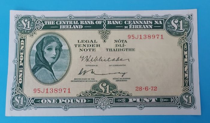 Irish 1972  Lady Lavery One pound banknote in Extremley Fine