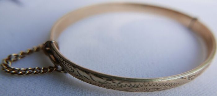 Victorian 9CT Gold B.C.  B. CORE Leaf Engraved Bangle Bracelet, Circa 1878 12,51g