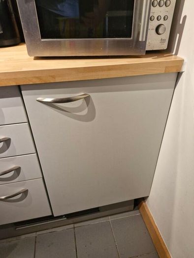 Kitchen cabinet and countertop