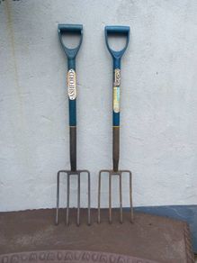 2 Garden forks 1 lawn rake 1mini trimmers