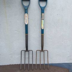 2 Garden forks 1 lawn rake 1mini trimmers
