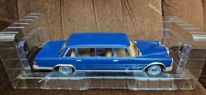 Mercedes Benz 1:18 model car