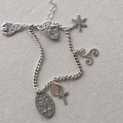 Vintage sterling silver bracelet with charms. Please note that only one charm is not sterling silver. It is a small size, approximately 16/17 cm.