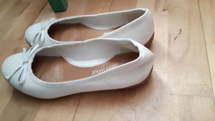 Clarks White Leather Ballet flats