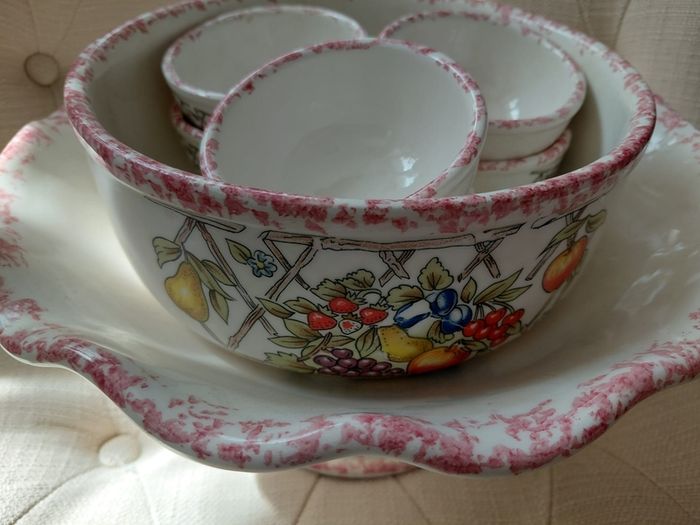 Vintage Italian fruit bowl set features hand painted fruit decorations