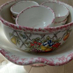 Vintage Italian fruit bowl set features hand painted fruit decorations