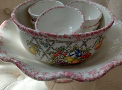 Vintage Italian fruit bowl set features hand painted fruit decorations