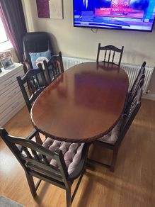 Traditional Dining Table & 6 Matching Chairs