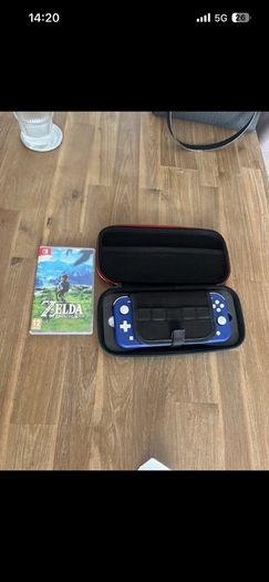 Nintendo Switch Lite + Zelda: Breath of The Wild + Case