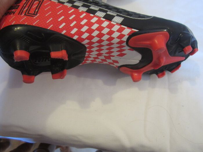 NIKE    soccer boots  size 3