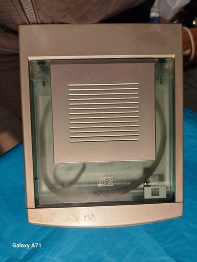 Sanyo Mini HiFi System, Radio, CD and Tape Cassette, Model DC-DA100, with 2 Sanyo Speakers, and Remote Control