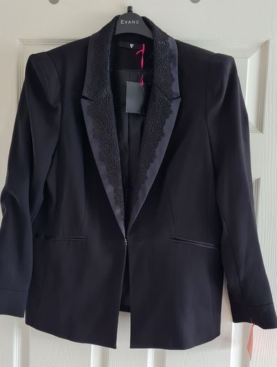 Lace / Satin Collar Blazer. Size 18. New