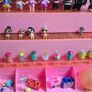 A lot of L.O.L. Surprise dolls with accessories and a doll podium. Image 3