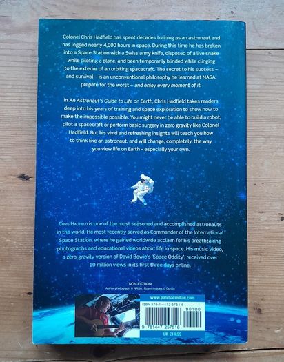 SIGNED EDITION - Chris Hadfield - An Astronaut's Guide to Life on Earth