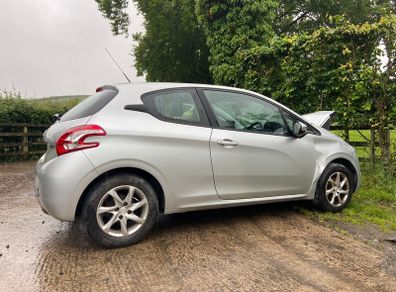 2014 PEUGEOT 208 Active Silver & White Breaking for Parts