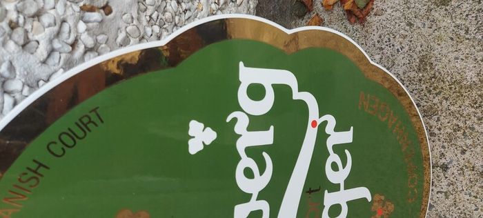 carslberg enamel sign ,very nice condition, sold as is,,lovely advertising display item for any man cave pub restaurant etc etc,,buyer collects or pays postage thank you,,