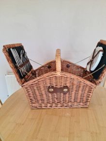Wicker Picnic Hamper Basket with 4 settings