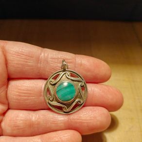 sterling silver pendant with malahite stone