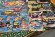 Hot Wheels plus album and cards