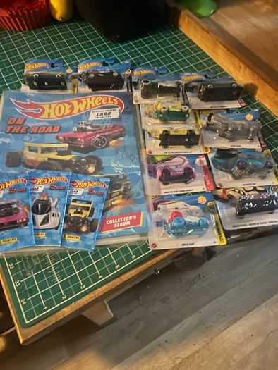 Hot Wheels plus album and cards