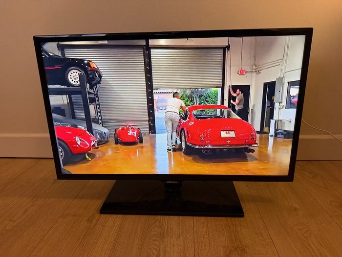 Samsung 32-Inch HD TV (Chromecast included)