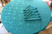 Table cloth &amp; serviettes