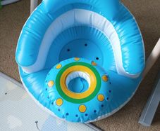 Baby sitting support filled with air